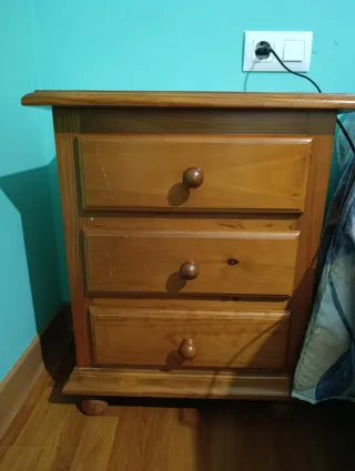 Mesita de noche de pino