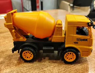 Camión hormigonera amarillo