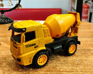 Camión hormigonera amarillo