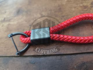 Portachiavi rosso intrecciato con moschettone