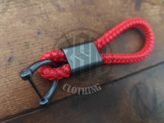 Portachiavi rosso intrecciato con moschettone