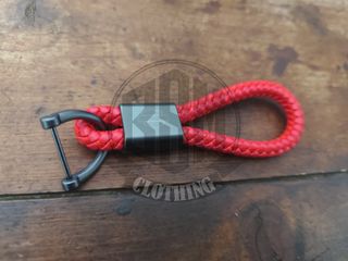 Portachiavi rosso intrecciato con moschettone