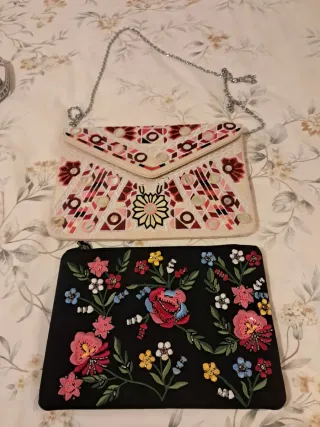 Dos bolsos de tela con flores y espejos