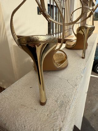 Sandalias doradas tacón fino talle 39 -