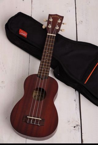 Ukelele marrón con funda negra