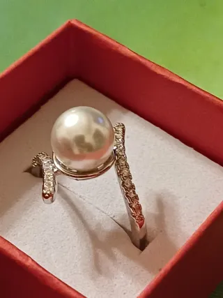 Anello con perla e zirconi