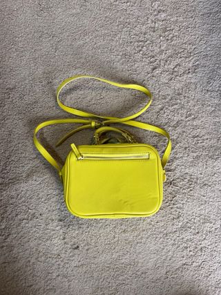 Bolso de hombro amarillo