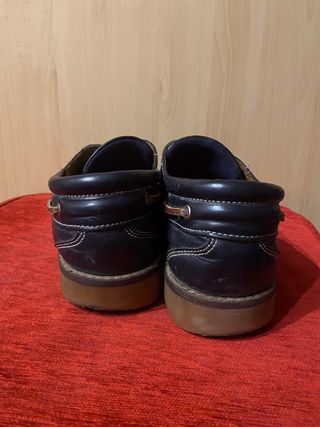 Náuticos de piel negros y marrones