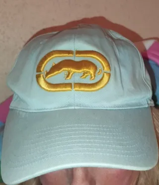 Gorra Ecko Unltd Celeste con Logo Dorado