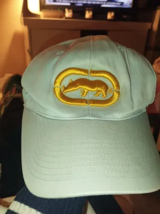 Gorra Ecko Unltd Celeste con Logo Dorado