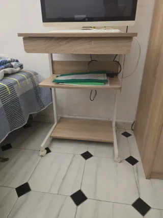 Mesa de ordenador con ruedas