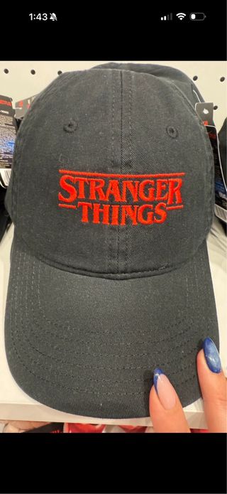 Gorra Stranger Things Negra Bordada