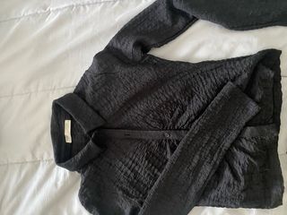 Blusa negra con cuello de camisa