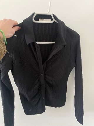 Blusa negra con cuello de camisa