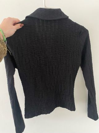Blusa negra con cuello de camisa