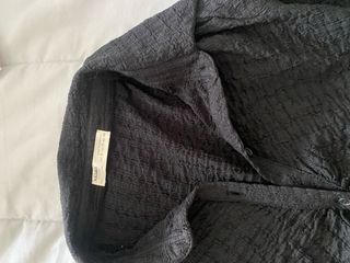 Blusa negra con cuello de camisa