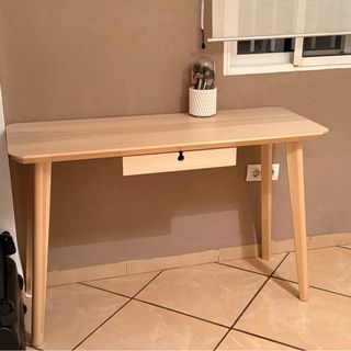 Escritorio de madera con cajón. chapa fresno