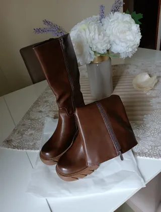 Stivali marroni tacco basso con fibbia