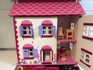 Casa de muñecas de madera