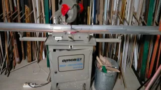 Maquinaria de enmarcar cuadros.