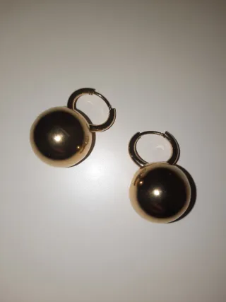 Pendientes aro con bola dorada