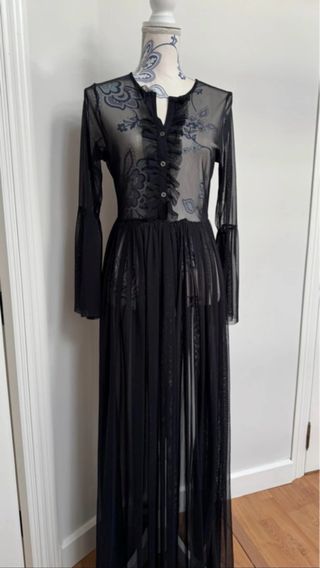 Vestido largo negro con transparencias