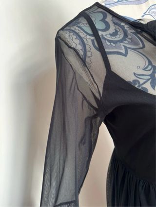 Vestido largo negro con transparencias