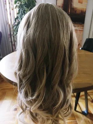 Peluca sintética ondulada