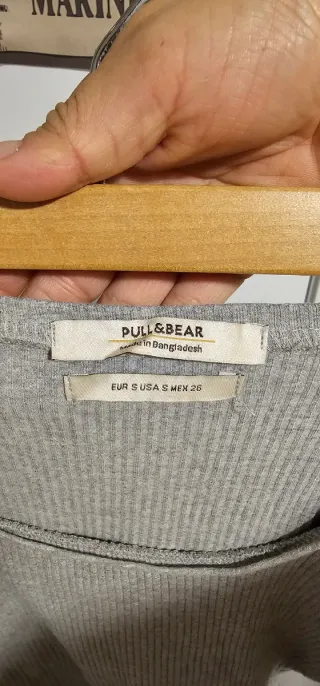 Vestido gris ajustado de manga corta. Talla S