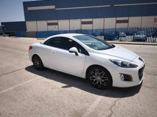 Peugeot 308 Descapotable año 2011.