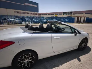 Peugeot 308 Descapotable año 2011.