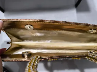 Bolso de fiesta marrón y dorado