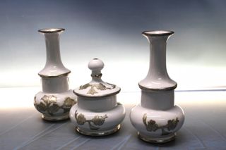 Curioso gioco di porcellana e stagno? Senza firma.