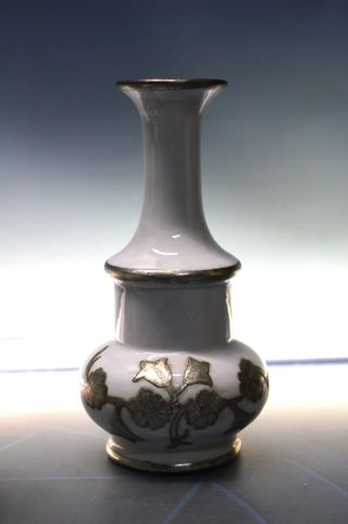 Curioso gioco di porcellana e stagno? Senza firma.