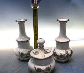 Curioso gioco di porcellana e stagno? Senza firma.