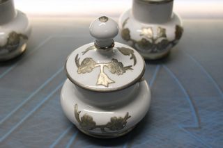 Curioso gioco di porcellana e stagno? Senza firma.