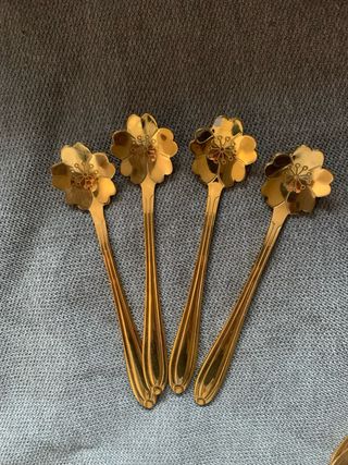 Set di 8 cucchiaini dorati con cuori e fiori