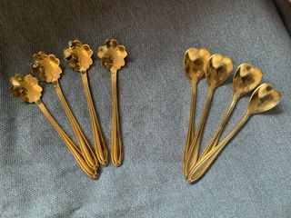 Set di 8 cucchiaini dorati con cuori e fiori