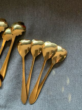 Set di 8 cucchiaini dorati con cuori e fiori