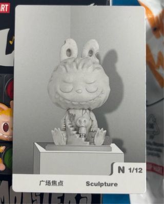 Figura Labubu Pop Mart Sculpture sobre sin abrir