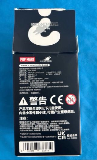 Figura Labubu Pop Mart Sculpture sobre sin abrir