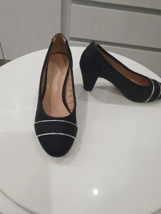 Zapatos negros tacón detalle plateado