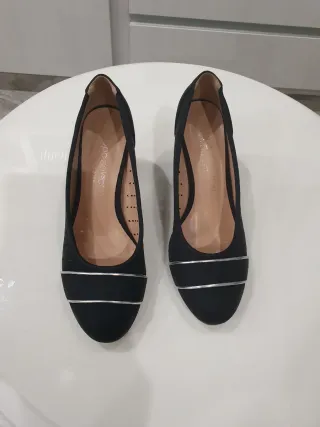 Zapatos negros tacón detalle plateado