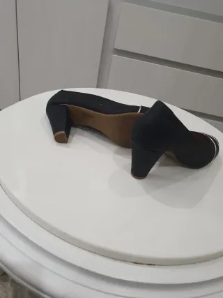 Zapatos negros tacón detalle plateado