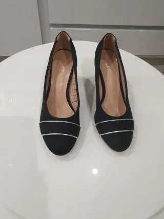 Zapatos negros tacón detalle plateado