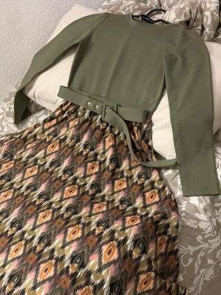 Vestido verde con estampado geométrico