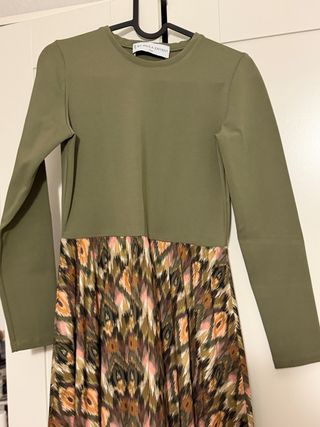 Vestido verde con estampado geométrico