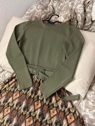 Vestido verde con estampado geométrico