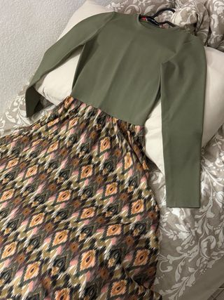 Vestido verde con estampado geométrico