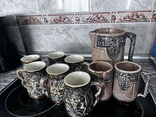 Set di caraffa e tazze in ceramica